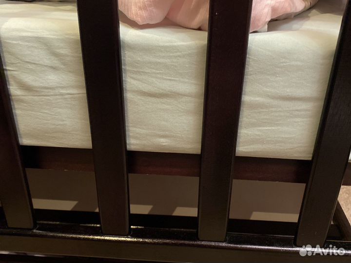 Детская кроватка с маятником