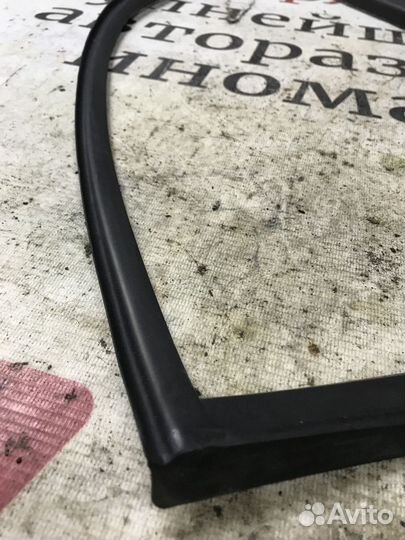 Уплотнитель заднего стекла Audi A1