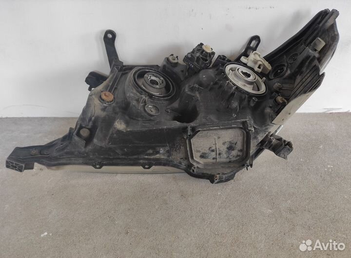 Фара правая битая Toyota Land Cruiser 200