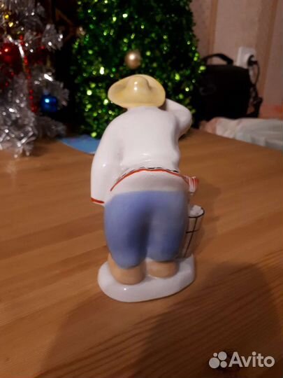 Фарфоровая статуэтка