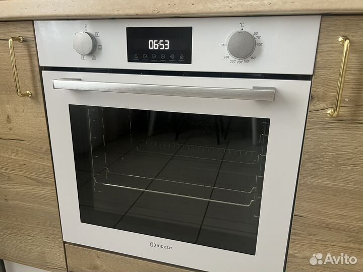 Встраиваемый духовой шкаф Indesit белый