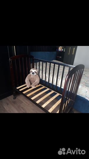 Детская кроватка с маятником
