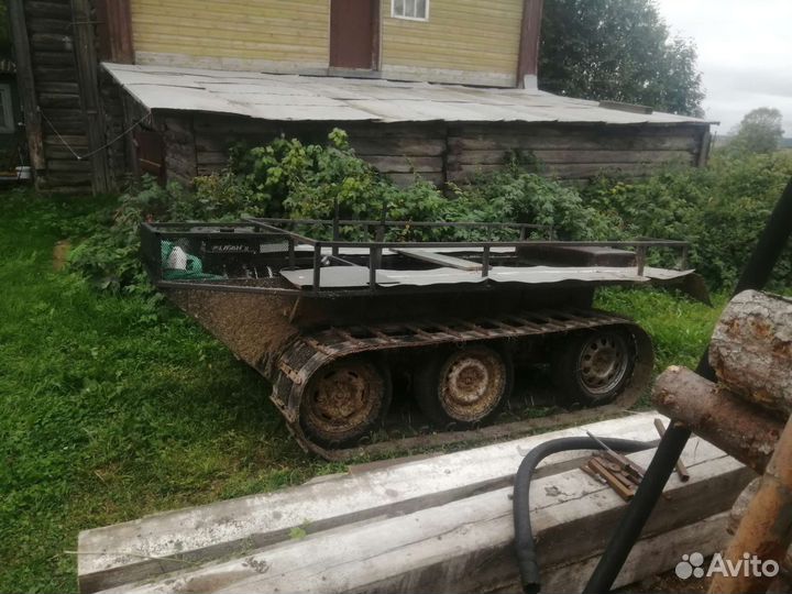 Гусеничный бортповоротный вездеход