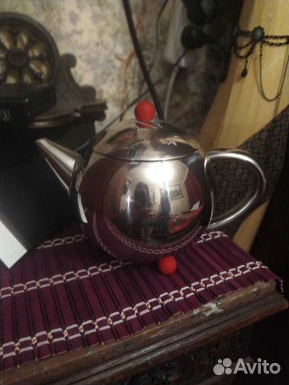 Очень красивый привозной Чайник металлический