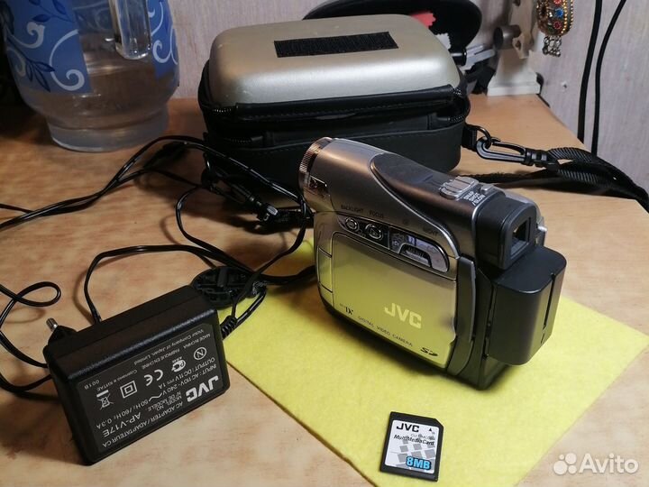 Цифровая видеокамера jvc