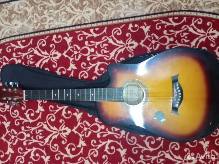 Акустическая гитара