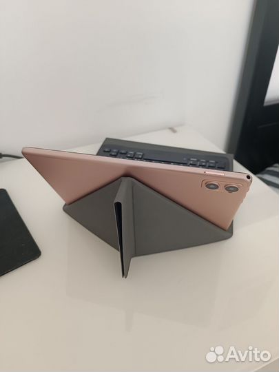 Планшет с клавиатурой и стилусом