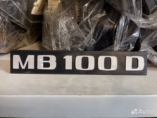 Эмблема Mercedes MB100D