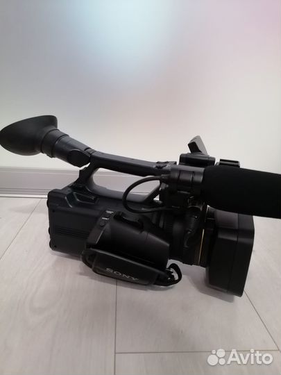 Профессиональная видеокамера Sony HDR-AX2000