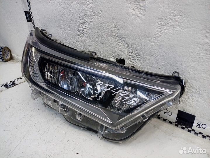 Фара правая Toyota Rav4 XA50 LED