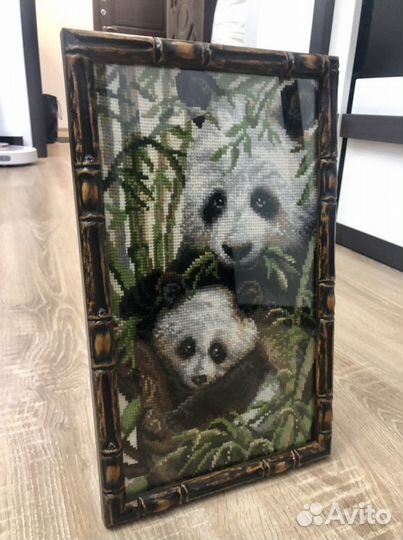 Картина в раме вышитая крестом Панда с детенышем