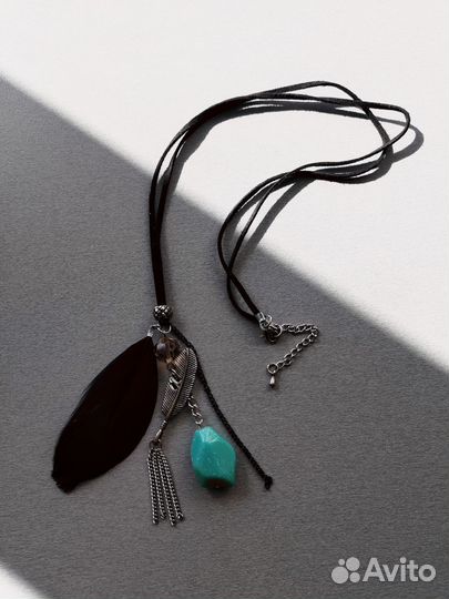 Украшение с подвеской в виде перьев