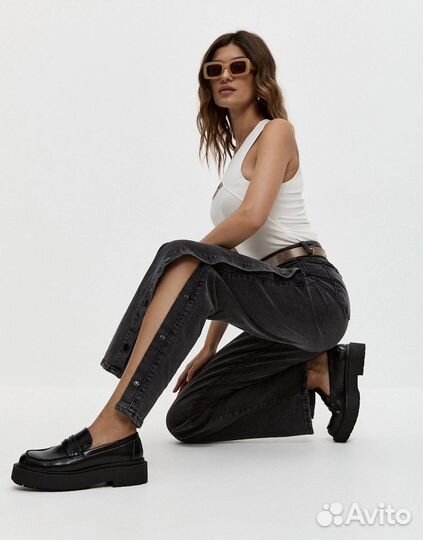 Джинсы серые на клепках по бокам