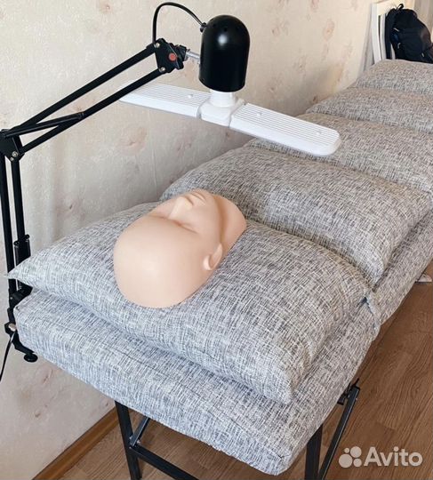 Кушетка с простыней и матрац