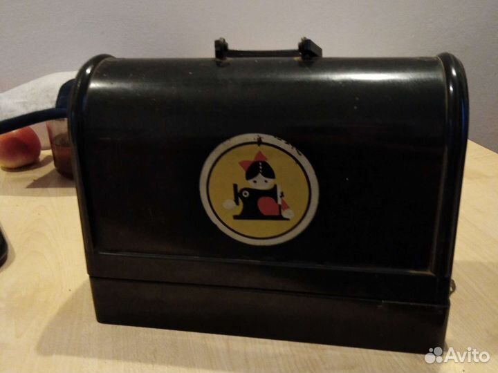 Детская швейная машинка времен СССР