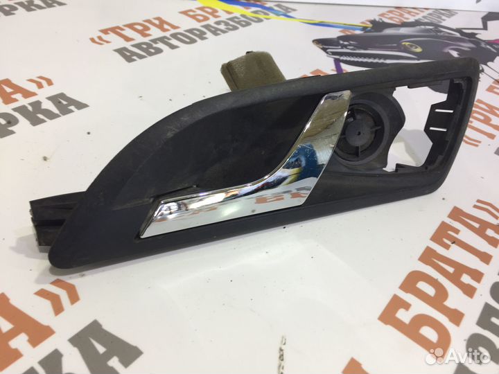 Шкода Октавия Ручка внутренняя задней двери Лев