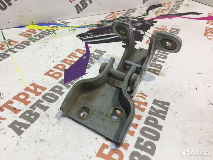 Рено Трафик Петля нижняя передней двери Лев