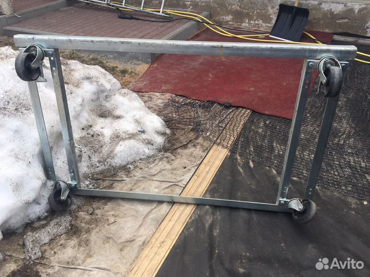 Подставка на колесах