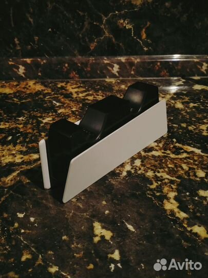 Беспроводная зарядная станция на геймпады PS5