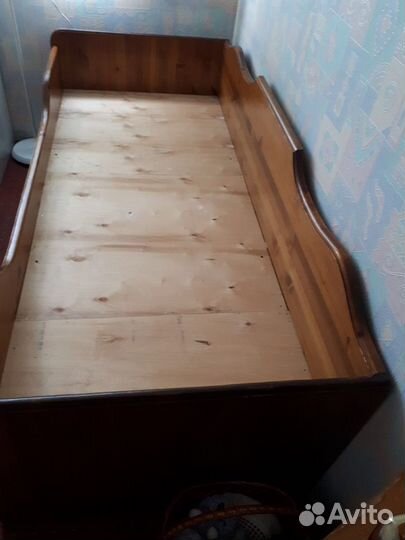 Кровать из натурального дерева