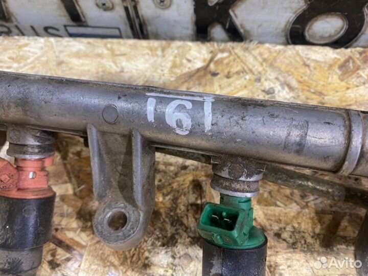 Топливная рампа с форсунками Kia Sportage 2000