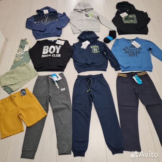 Пакетом новые вещи 128р. Третий