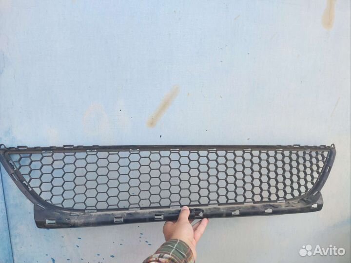 Решетка бампера нижняя Renault Logan 1