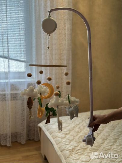 Мобиль на кроватку из фетра с держателем и музыкой