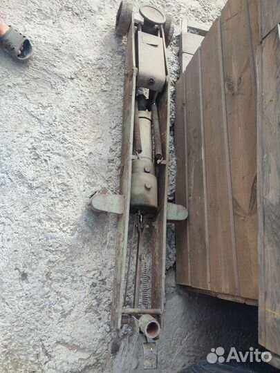 Домкрат грузовой подкатной