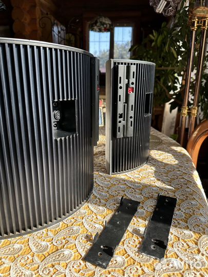 Настенные колонки Bang & Olufsen