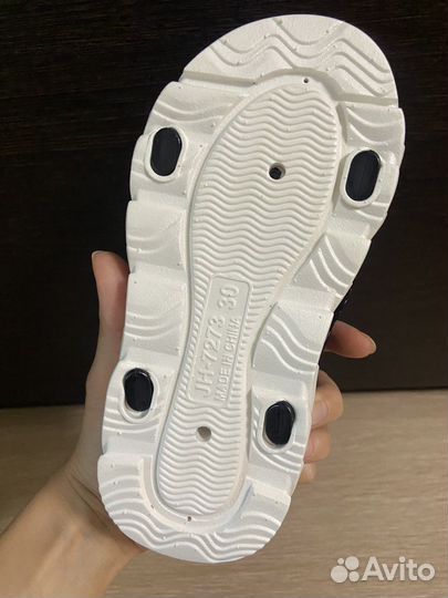 Сандали новые