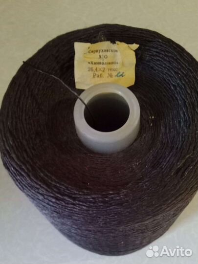 Нитки черные, синие, жёлтые