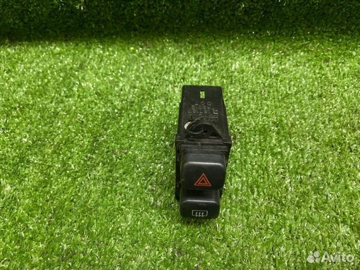 Кнопка аварийной сигнализации Toyota Corolla E100