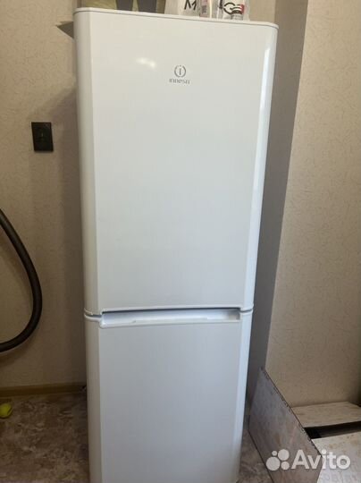 Холодильник бу indesit r600a