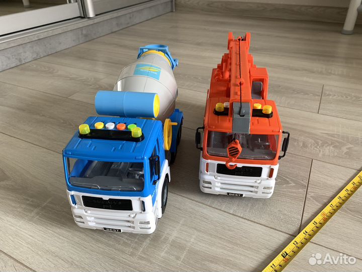 Игрушки. Подъемный кран и бетономешалка большие