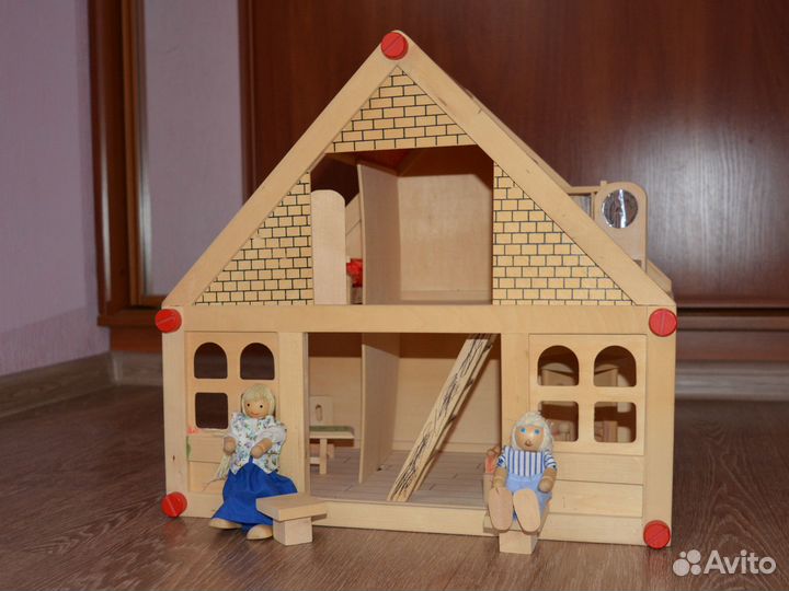 Кукольный деревянный домик с мебелью