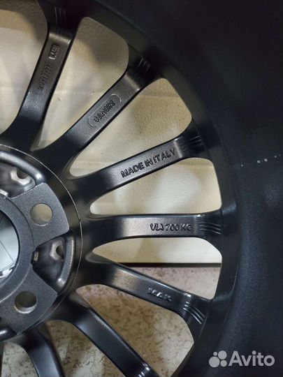 R18 Bridgestone Blizzak VRX 245/40, PCD 5x112 DIA 66.6