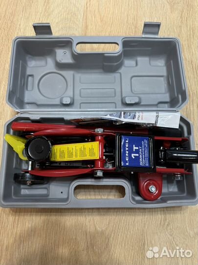 Домкрат подкатной 1 тонна