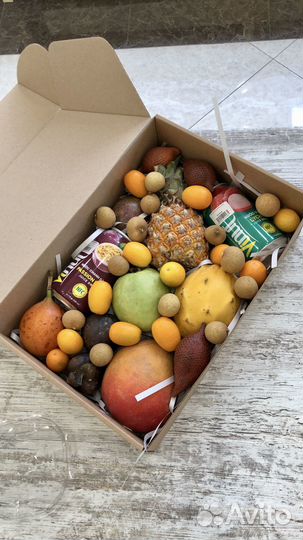Набор экзотических фруктов (манго, ананасы, мараку
