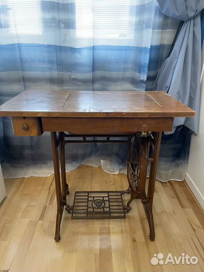 Швейная машина Tikka на чугунной станине