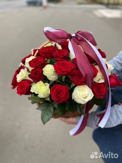 Розы в корзине
