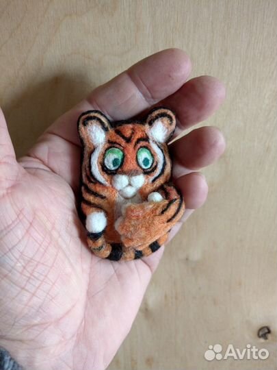 Валяная брошь