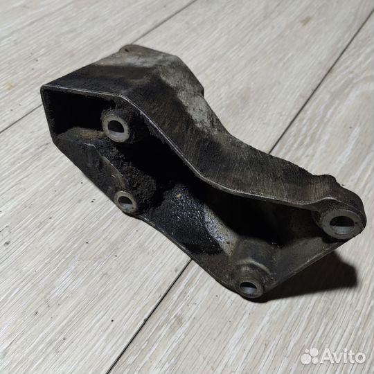 Кронштейн двигателя левый Passat B5