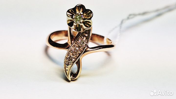 Кольцо с природным камнем Золото