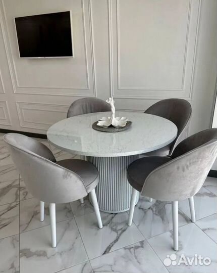 Стол круглый с рифлёной ножкой