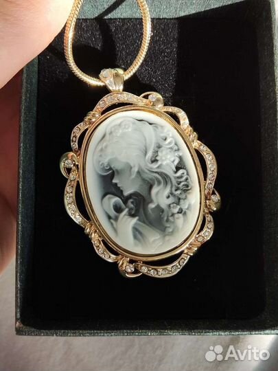 Брошь и подвеска Камелия