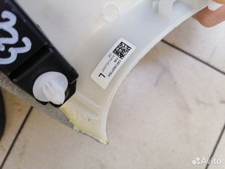 Накладка средней стойки внутренняя передняя левая