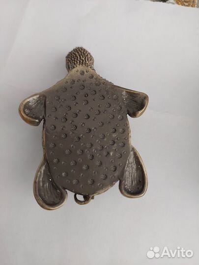 Брошь черепаха с изумрудом