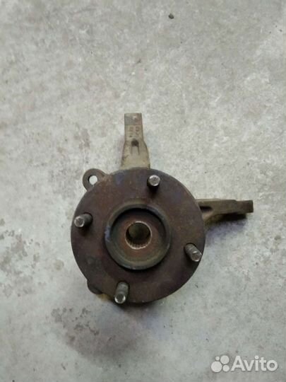 Кулак передний левый Митсубиси Лансер 9