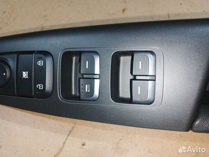 Накладка левая двери Kia Sportage 4